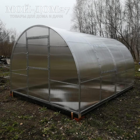 Теплица Крепче 4 метра с поликарбонатом | Мой-Дом27 | Каркас изготовлен из оцинкованной замкнутой трубы 30*20 мм.<br>
 Ширина - 3 метра. Высота - 2,1 метра. Длина 4 метра. <br>
 Выдерживаемая снеговая нагрузка - 130 кг/м2. Выдерживаемая ветровая нагрузка - до 27 м/с.<br>
 Расстояние между дугами 1 метр. Толщина металла дуг 1 мм.<br>
 <b>ЦЕЛЬНОСВАРНЫЕ ТОРЦЫ и ДУГИ</b>. Ширина двери 0,96 метра.<br>